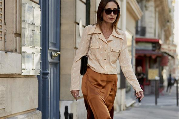 緞面半裙怎么搭上衣 緞面半身裙搭配攻略 緞面半裙怎么搭上衣 緞面半身裙搭配攻略