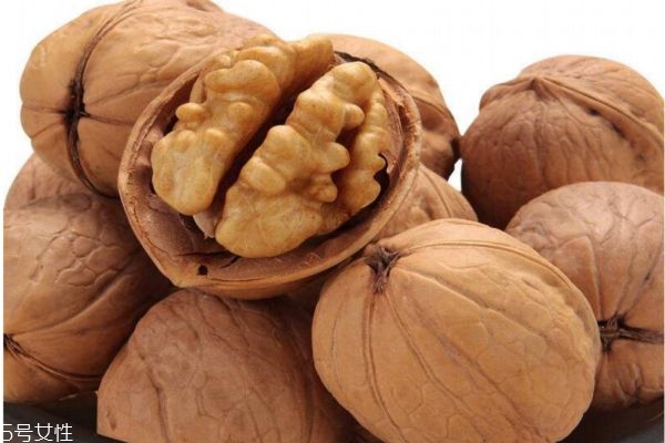 怎樣辨別核桃是生的還是熟的 挑選核桃的方法 怎樣辨別核桃是生的還是熟的 挑選核桃的方法