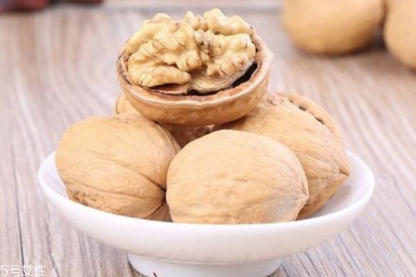 怎么區(qū)別紙皮核桃和薄皮核桃 紙皮核桃是生的還是熟的 怎么區(qū)別紙皮核桃和薄皮核桃 紙皮核桃是生的還是熟的