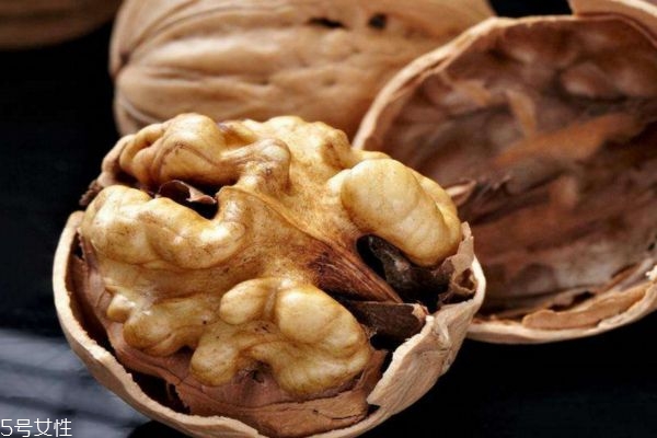怎樣辨別核桃是生的還是熟的 挑選核桃的方法 怎樣辨別核桃是生的還是熟的 挑選核桃的方法