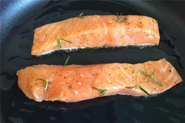 三文魚煎多久才熟 香煎三文魚做法 三文魚煎多久才熟 香煎三文魚做法