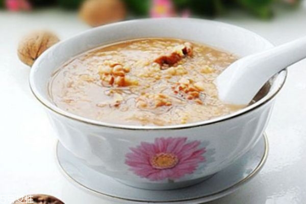 核桃熬粥怎么做好吃 核桃熬粥的功效 核桃熬粥怎么做好吃 核桃熬粥的功效