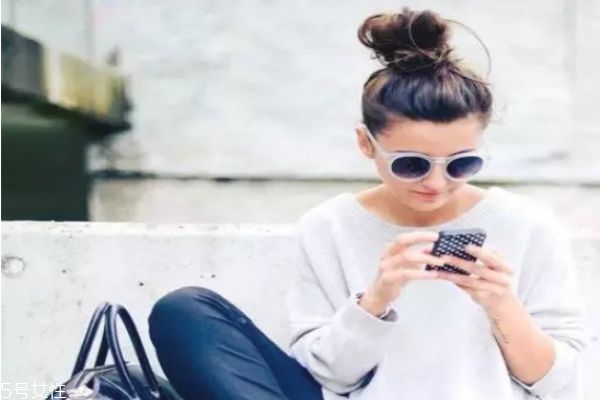 一分鐘懶人盤發(fā)丸子頭 高聳簡單丸子頭扎法 一分鐘懶人盤發(fā)丸子頭 高聳簡單丸子頭扎法