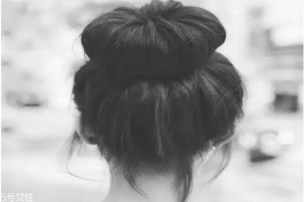 一分鐘懶人盤發(fā)丸子頭 高聳簡單丸子頭扎法 一分鐘懶人盤發(fā)丸子頭 高聳簡單丸子頭扎法