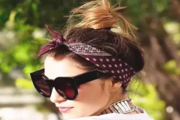 一分鐘懶人盤發(fā)丸子頭 高聳簡單丸子頭扎法 一分鐘懶人盤發(fā)丸子頭 高聳簡單丸子頭扎法