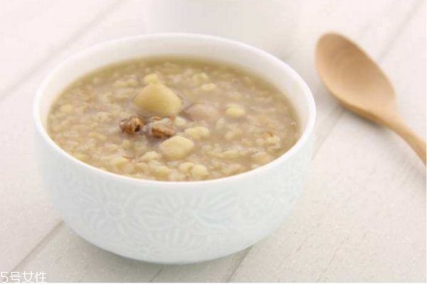 核桃熬粥怎么做好吃 核桃熬粥的功效 核桃熬粥怎么做好吃 核桃熬粥的功效