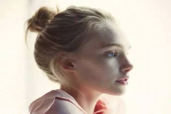 一分鐘懶人盤發(fā)丸子頭 高聳簡單丸子頭扎法 一分鐘懶人盤發(fā)丸子頭 高聳簡單丸子頭扎法