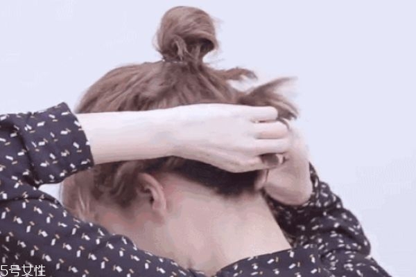 一分鐘懶人盤發(fā)丸子頭 高聳簡單丸子頭扎法 一分鐘懶人盤發(fā)丸子頭 高聳簡單丸子頭扎法