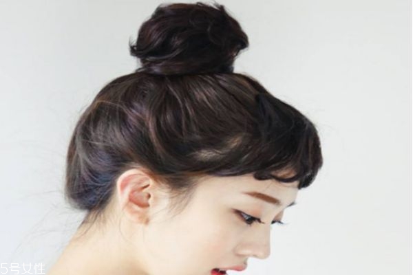 一分鐘懶人盤發(fā)丸子頭 高聳簡單丸子頭扎法 一分鐘懶人盤發(fā)丸子頭 高聳簡單丸子頭扎法