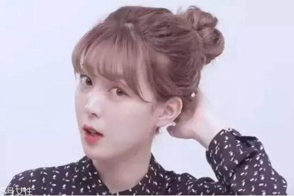 一分鐘懶人盤發(fā)丸子頭 高聳簡單丸子頭扎法 一分鐘懶人盤發(fā)丸子頭 高聳簡單丸子頭扎法