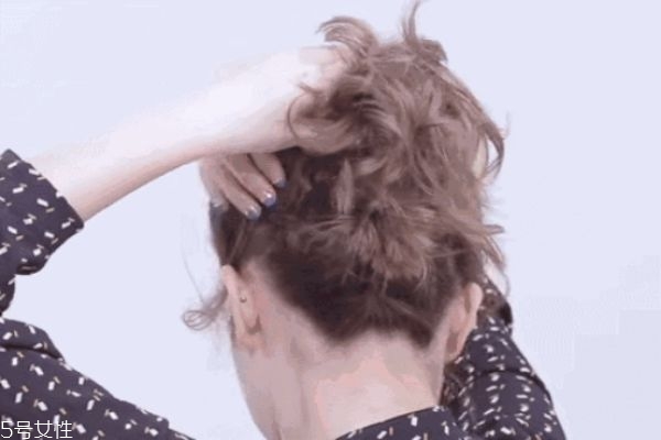 一分鐘懶人盤發(fā)丸子頭 高聳簡單丸子頭扎法 一分鐘懶人盤發(fā)丸子頭 高聳簡單丸子頭扎法