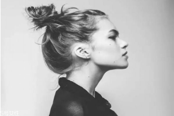 一分鐘懶人盤發(fā)丸子頭 高聳簡單丸子頭扎法 一分鐘懶人盤發(fā)丸子頭 高聳簡單丸子頭扎法