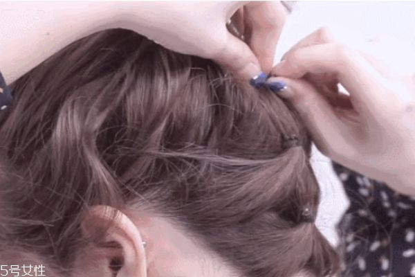 一分鐘懶人盤發(fā)丸子頭 高聳簡單丸子頭扎法 一分鐘懶人盤發(fā)丸子頭 高聳簡單丸子頭扎法