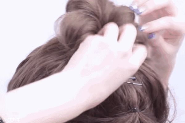 一分鐘懶人盤發(fā)丸子頭 高聳簡單丸子頭扎法 一分鐘懶人盤發(fā)丸子頭 高聳簡單丸子頭扎法