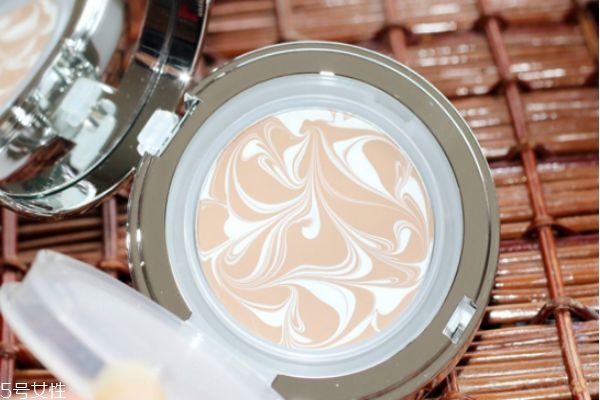 新款愛(ài)敬氣墊真假對(duì)比 愛(ài)敬新款氣墊真假分辨