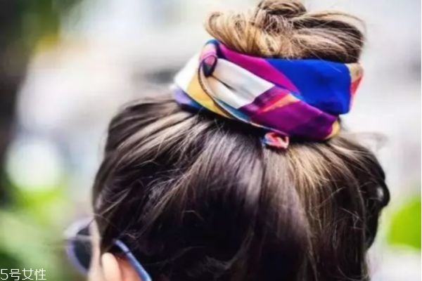 一分鐘懶人盤發(fā)丸子頭 高聳簡單丸子頭扎法 一分鐘懶人盤發(fā)丸子頭 高聳簡單丸子頭扎法