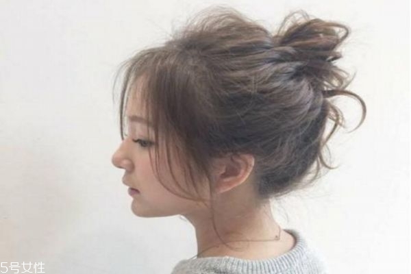 一分鐘懶人盤發(fā)丸子頭 高聳簡單丸子頭扎法 一分鐘懶人盤發(fā)丸子頭 高聳簡單丸子頭扎法