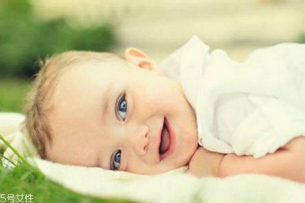 新生兒可以喝葡萄糖水嗎 新生兒喝葡萄糖水危害 新生兒可以喝葡萄糖水嗎 新生兒喝葡萄糖水危害