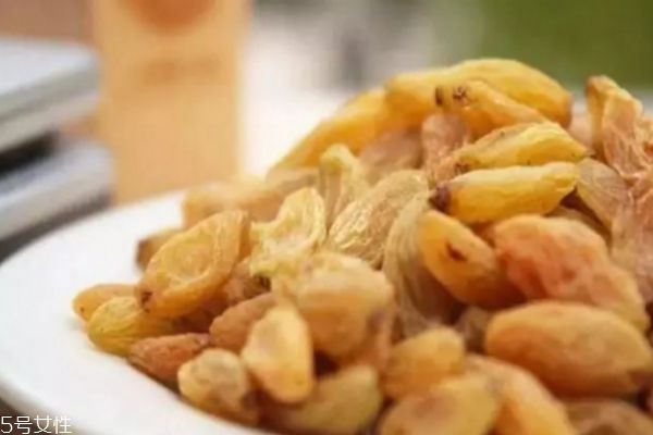 葡萄干和核桃能一起吃嗎 葡萄干適合什么人吃 葡萄干和核桃能一起吃嗎 葡萄干適合什么人吃