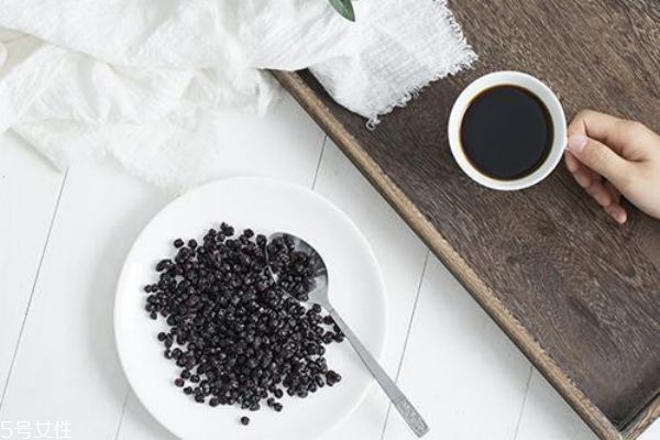 藍(lán)莓果干可以泡水喝嗎 藍(lán)莓干泡水怎么泡 藍(lán)莓果干可以泡水喝嗎 藍(lán)莓干泡水怎么泡