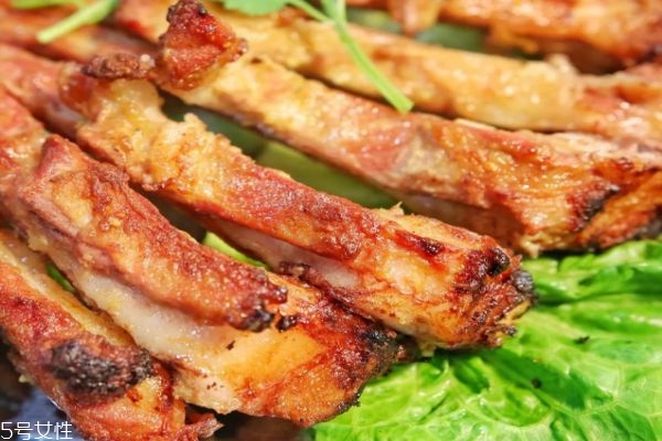 自己烤全羊怎么烤 烤全羊的做法與用料秘方與配料 自己烤全羊怎么烤 烤全羊的做法與用料秘方與配料