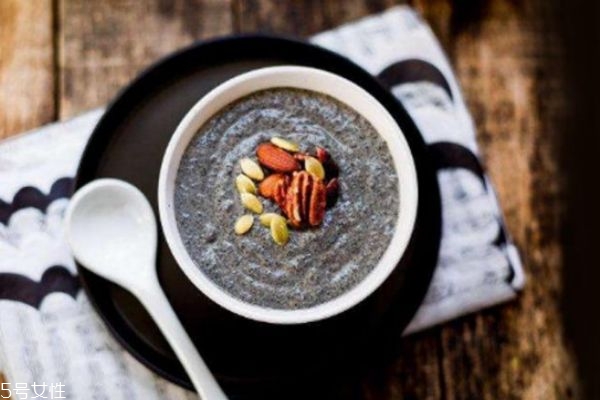 每天喝黑芝麻糊有什么好處 黑芝麻糊的營(yíng)養(yǎng)價(jià)值 每天喝黑芝麻糊有什么好處 黑芝麻糊的營(yíng)養(yǎng)價(jià)值