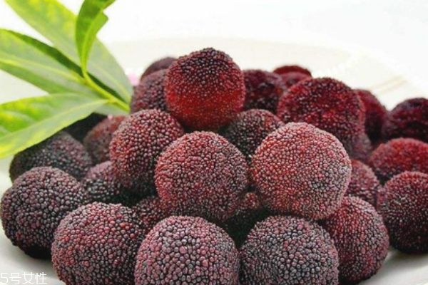 楊梅怎么把蟲子泡出來 楊梅有蟲還能吃嗎 楊梅怎么把蟲子泡出來 楊梅有蟲還能吃嗎