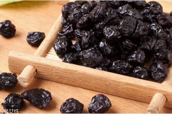 藍(lán)莓果干可以泡水喝嗎 藍(lán)莓干泡水怎么泡 藍(lán)莓果干可以泡水喝嗎 藍(lán)莓干泡水怎么泡