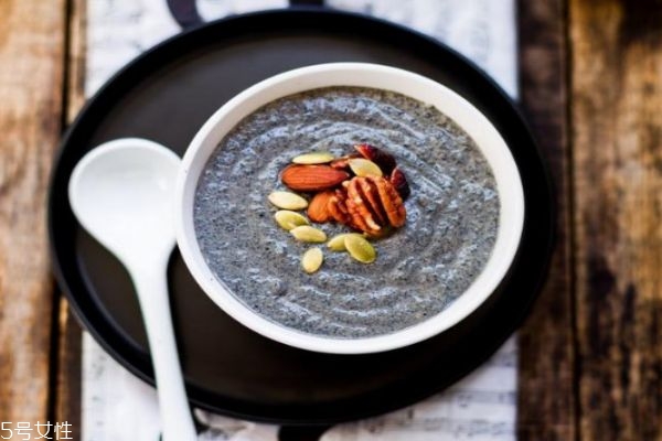 每天喝黑芝麻糊有什么好處 黑芝麻糊的營(yíng)養(yǎng)價(jià)值 每天喝黑芝麻糊有什么好處 黑芝麻糊的營(yíng)養(yǎng)價(jià)值