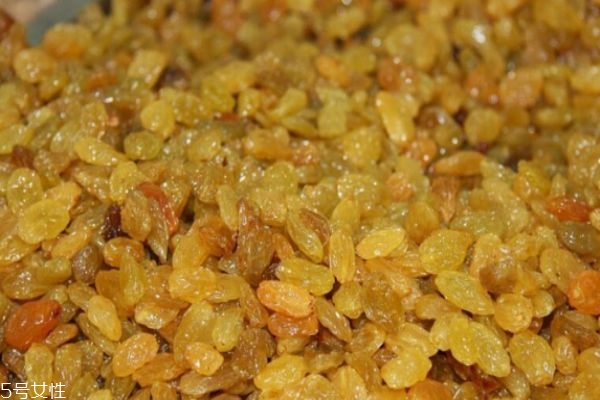 葡萄干和核桃能一起吃嗎 葡萄干適合什么人吃 葡萄干和核桃能一起吃嗎 葡萄干適合什么人吃