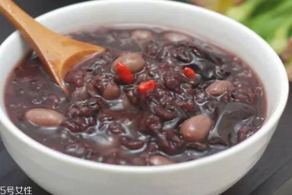 冬季肌膚缺水吃什么好 皮膚缺水吃什么補水 冬季肌膚缺水吃什么好 皮膚缺水吃什么補水