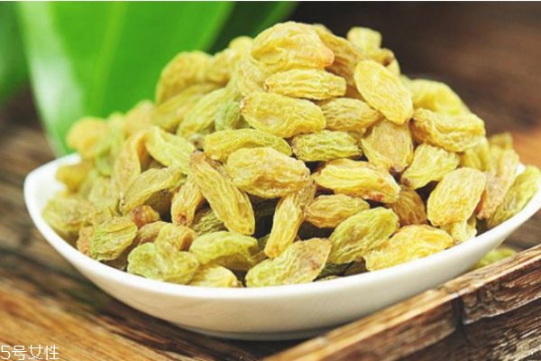 葡萄干生蟲了如何處理 葡萄干的吃法及功效 葡萄干生蟲了如何處理 葡萄干的吃法及功效