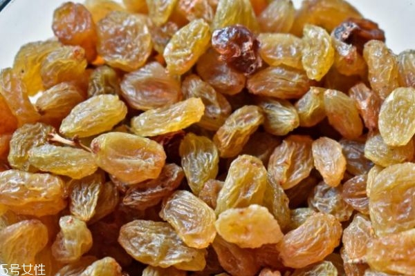 葡萄干生蟲了如何處理 葡萄干的吃法及功效 葡萄干生蟲了如何處理 葡萄干的吃法及功效