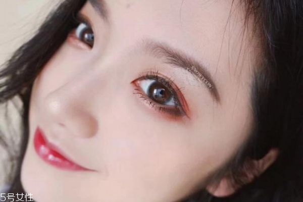 先畫(huà)眼妝還是先戴美瞳 先戴美瞳還是先化眼妝