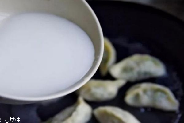 鍋貼和煎餃的區(qū)別 怎么煎餃子才香 鍋貼和煎餃的區(qū)別 怎么煎餃子才香