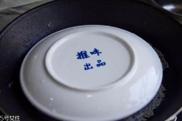 鍋貼和煎餃的區(qū)別 怎么煎餃子才香 鍋貼和煎餃的區(qū)別 怎么煎餃子才香