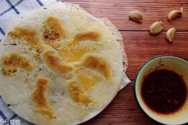 鍋貼和煎餃的區(qū)別 怎么煎餃子才香 鍋貼和煎餃的區(qū)別 怎么煎餃子才香