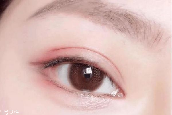 日拋和月拋哪個(gè)更傷眼 日拋還是月拋好 日拋和月拋哪個(gè)更傷眼 日拋還是月拋好