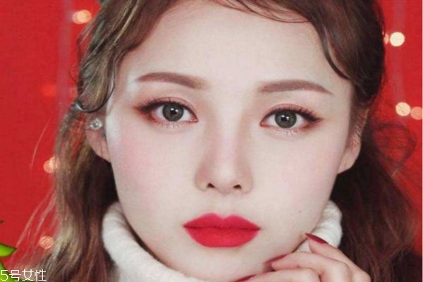 先畫(huà)眼妝還是先戴美瞳 先戴美瞳還是先化眼妝