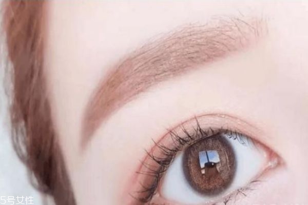 日拋和月拋哪個(gè)更傷眼 日拋還是月拋好 日拋和月拋哪個(gè)更傷眼 日拋還是月拋好