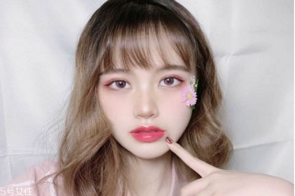 先畫(huà)眼妝還是先戴美瞳 先戴美瞳還是先化眼妝