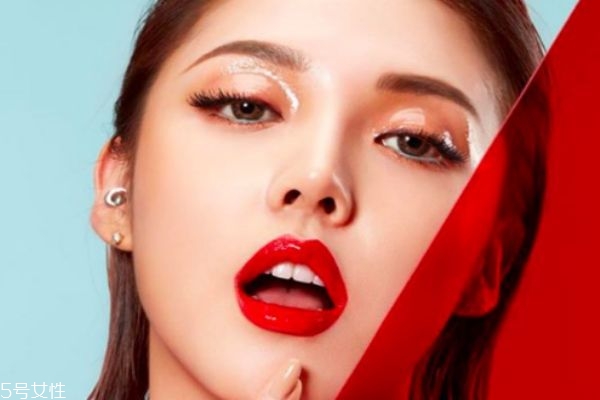 美瞳為什么會(huì)戴著不舒服 美瞳戴著不舒服怎么辦 美瞳為什么會(huì)戴著不舒服 美瞳戴著不舒服怎么辦