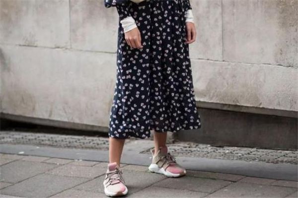 運動鞋配什么裙子好看 最新街拍搭配 運動鞋配什么裙子好看 最新街拍搭配