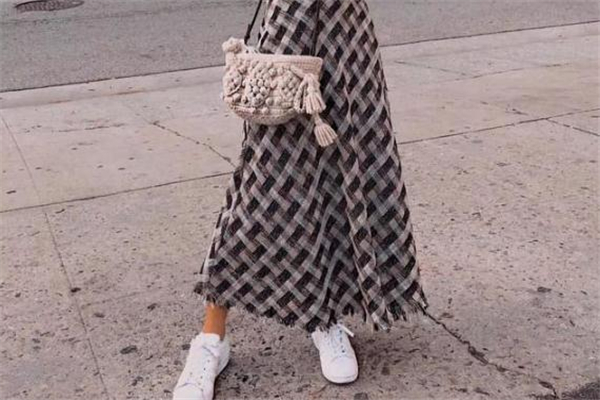 運動鞋配什么裙子好看 最新街拍搭配 運動鞋配什么裙子好看 最新街拍搭配