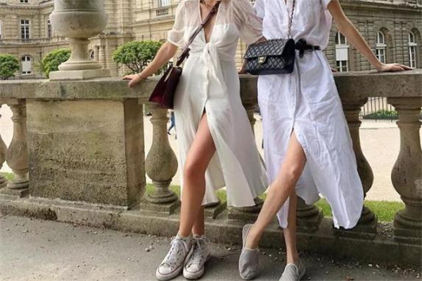 運動鞋配什么裙子好看 最新街拍搭配 運動鞋配什么裙子好看 最新街拍搭配