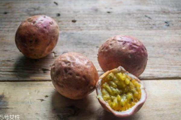 百香果表皮皺了能吃嗎 皺了的百香果口感更佳 百香果表皮皺了能吃嗎 皺了的百香果口感更佳