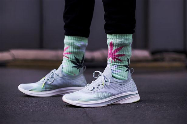 安踏氫跑鞋是什么意思 安踏flashlite科技跑鞋 安踏氫跑鞋是什么意思 安踏flashlite科技跑鞋