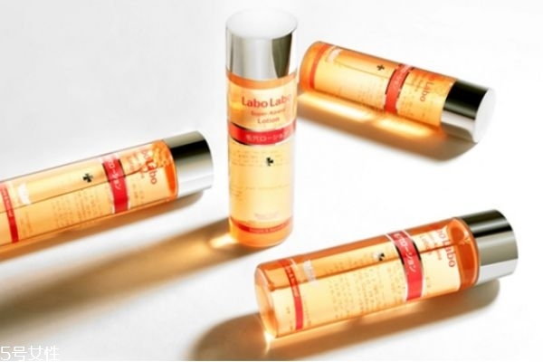 油性敏感肌膚適合什么護(hù)膚品 油皮毛孔大用什么水乳 油性敏感肌膚適合什么護(hù)膚品 油皮毛孔大用什么水乳