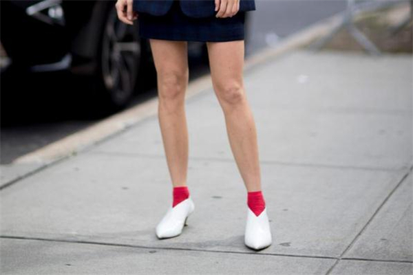 白色v口鞋怎么搭配 v口鞋搭配技巧 白色v口鞋怎么搭配 v口鞋搭配技巧
