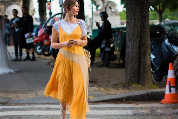 吊帶裙配什么打底衫 吊帶裙的疊穿法則 吊帶裙配什么打底衫 吊帶裙的疊穿法則